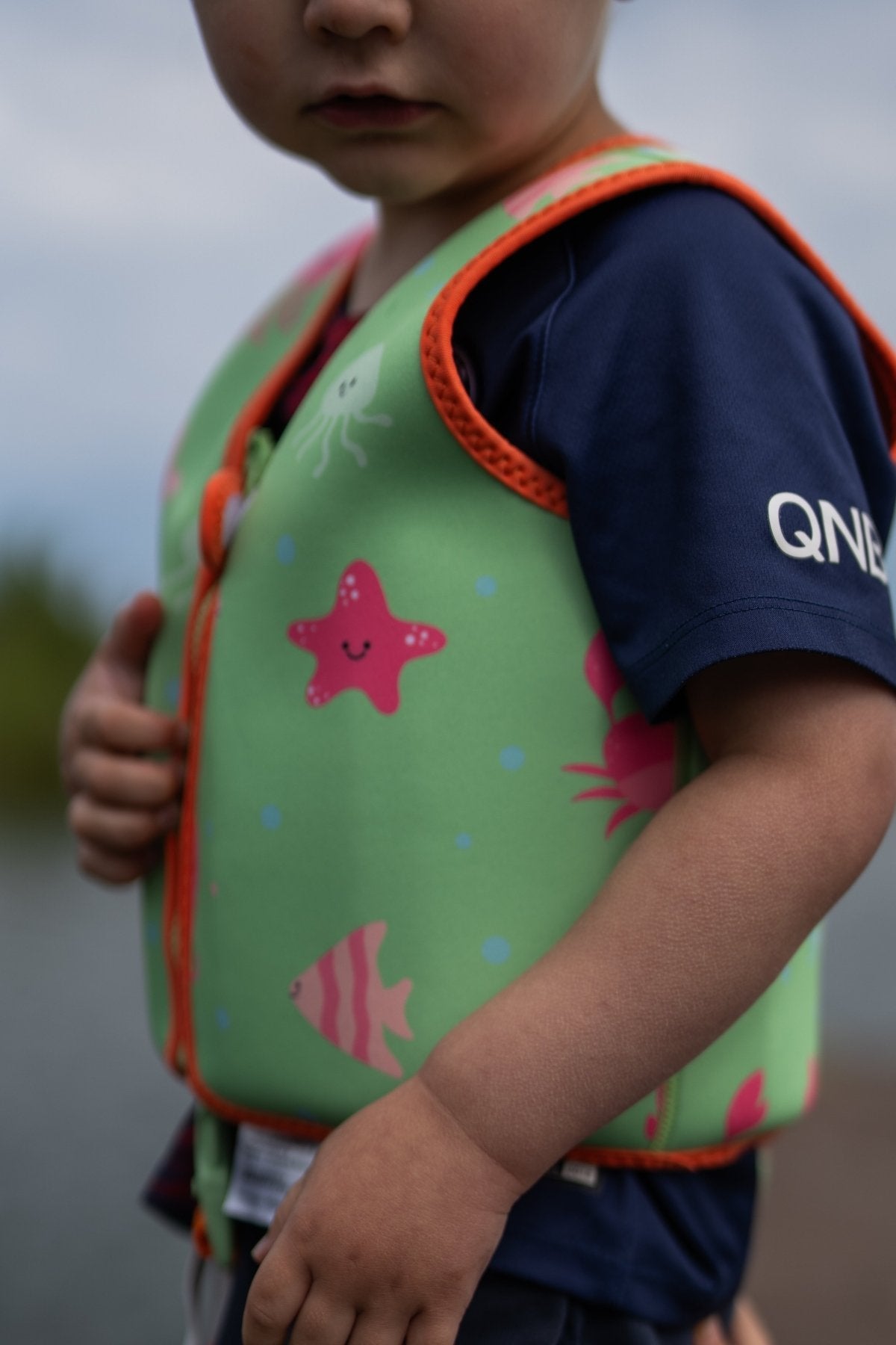 Aqua Float Vest lasten kelluttava uimaliivi, poistettavat kellukepalat lähikuvassa - Aquaction