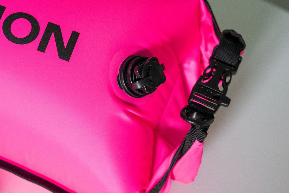 Aqua Safety Buoy turvapoiju, pinkki, vyön säätö lähikuvassa - Aquaction